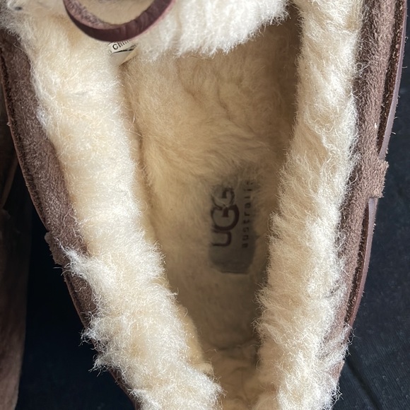 Gently used excellent condition ugh slippers - Picture 3 of 7